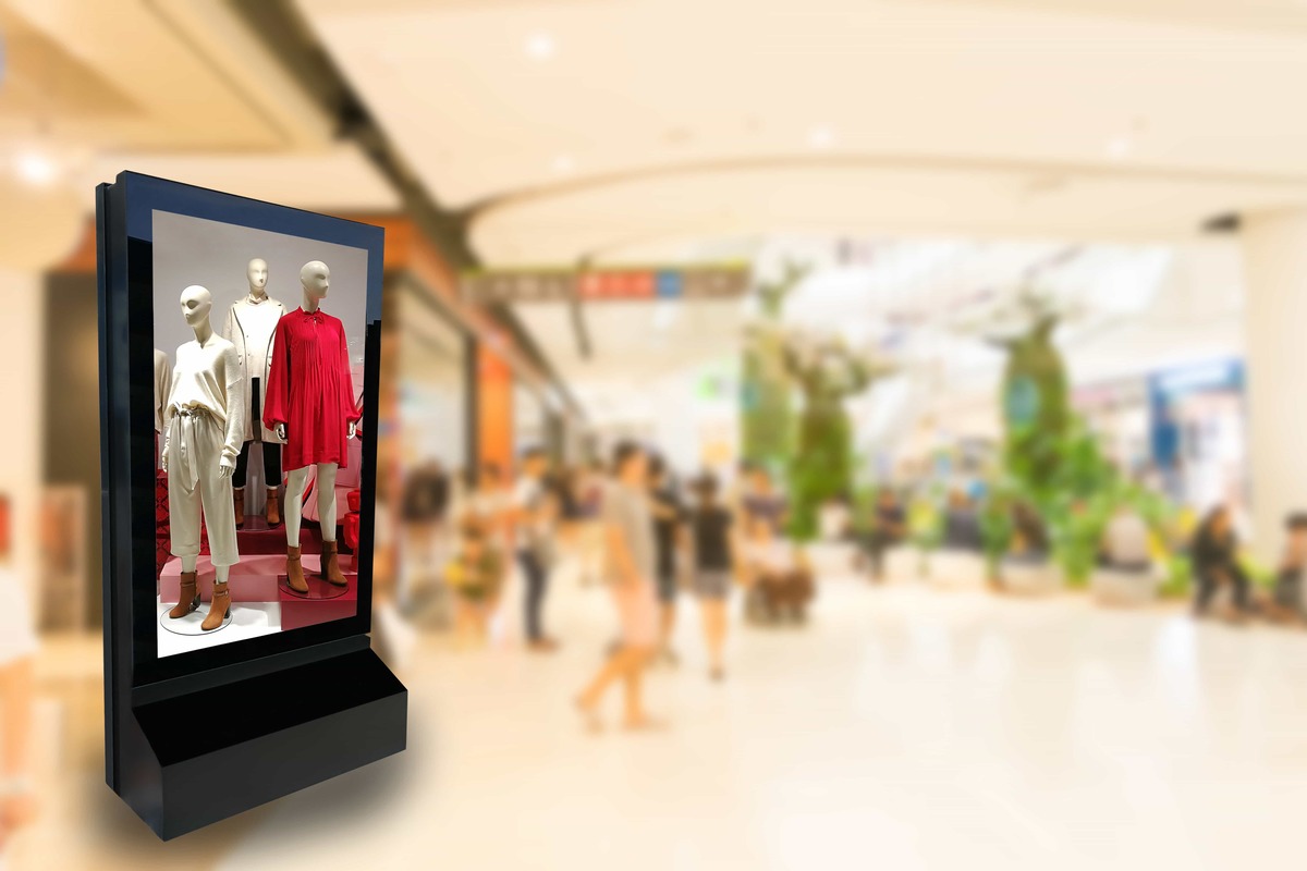 cloud managed digital signage; digital fashion kiosk in mall